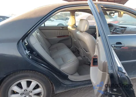 2003 Toyota Camry Xle V6 z USA, uszkodzony, nr VIN 4T1BF32K83U055702